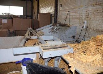 Pronađeno skladište sa 7 tona duhana! Muškarac ga pakirao pa preprodavao po Samoboru