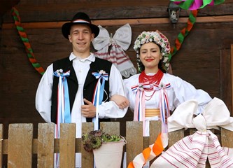 U on line modnoj reviji narodnih nošnji prva mjesta pobrali Desinčaki i Vrbovčani! Nagrade i za Sv. Nedelju, Gradec, Klinča Sela...