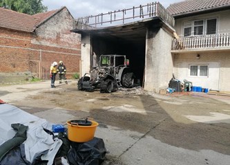 FOTO: U Hagnju izgorjeli traktor i balirka, prilikom gašenja požara ozlijeđen pripadnik DVD-a