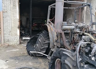 FOTO: U Hagnju izgorjeli traktor i balirka, prilikom gašenja požara ozlijeđen pripadnik DVD-a