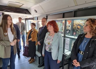 Osnovnoškolcima iz Jaske stigla edukativna izložba o blagu jadranskog podmorja smještena u autobusu!
