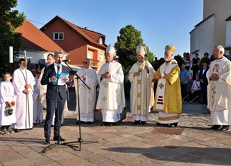 FOTO "Veliki podsjetnik na povezanost s hrvatskim narodom": U Krašiću otkrivena bista Ivana Pavla II.
