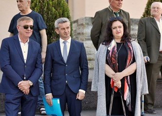 FOTO "Veliki podsjetnik na povezanost s hrvatskim narodom": U Krašiću otkrivena bista Ivana Pavla II.