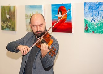 Rode inspiriraju: Predstavljena izložba slika s likovnih kolonija na temu roda