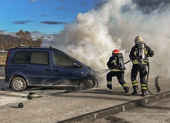 FOTO: Na A1 kraj Jaske izgorio automobil