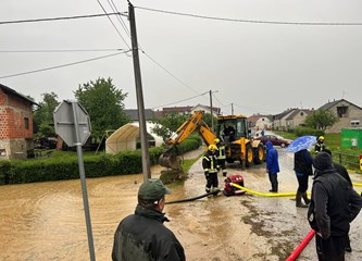 U Vrbovcu zbog poplava stotinjak vatrogasaca na terenu, u Pokupskom pripreme za vodeni val
