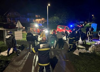 U Vrbovcu zbog poplava stotinjak vatrogasaca na terenu, u Pokupskom pripreme za vodeni val