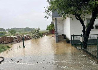 U Vrbovcu zbog poplava stotinjak vatrogasaca na terenu, u Pokupskom pripreme za vodeni val