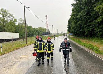 U Vrbovcu zbog poplava stotinjak vatrogasaca na terenu, u Pokupskom pripreme za vodeni val