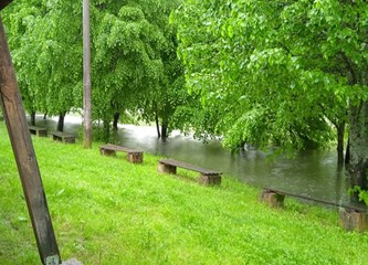 U Vrbovcu zbog poplava stotinjak vatrogasaca na terenu, u Pokupskom pripreme za vodeni val