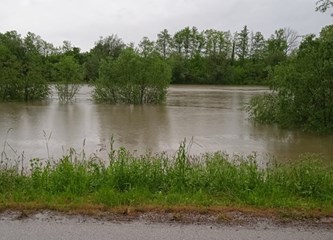 U Vrbovcu zbog poplava stotinjak vatrogasaca na terenu, u Pokupskom pripreme za vodeni val