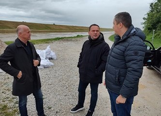 U Vrbovcu zbog poplava stotinjak vatrogasaca na terenu, u Pokupskom pripreme za vodeni val