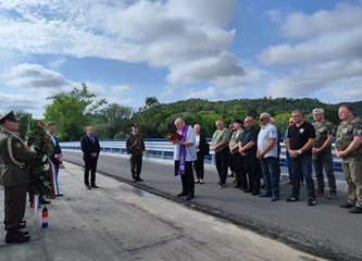 Polaganjem vijenca i paljenjem svijeća u Pokupskom počelo obilježavanje Dana branitelja Zagrebačke županije