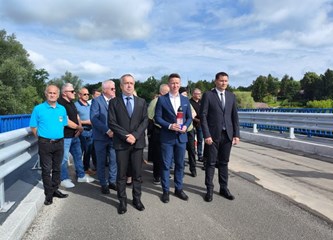 Polaganjem vijenca i paljenjem svijeća u Pokupskom počelo obilježavanje Dana branitelja Zagrebačke županije