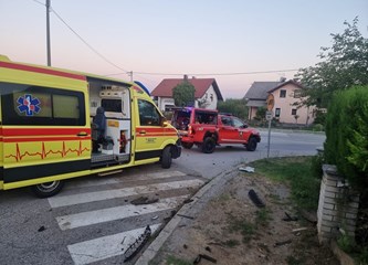 Detalji nesreće u Kloštar Ivaniću: Vozač prebrzo uletio u zavoj, pokosio dva prometna znaka, udario u betonski stup, prevrnuo se i završio u dvorištu