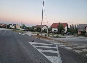 Detalji nesreće u Kloštar Ivaniću: Vozač prebrzo uletio u zavoj, pokosio dva prometna znaka, udario u betonski stup, prevrnuo se i završio u dvorištu