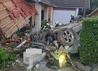 Detalji nesreće u Kloštar Ivaniću: Vozač prebrzo uletio u zavoj, pokosio dva prometna znaka, udario u betonski stup, prevrnuo se i završio u dvorištu