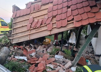 Detalji nesreće u Kloštar Ivaniću: Vozač prebrzo uletio u zavoj, pokosio dva prometna znaka, udario u betonski stup, prevrnuo se i završio u dvorištu