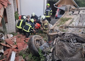 Detalji nesreće u Kloštar Ivaniću: Vozač prebrzo uletio u zavoj, pokosio dva prometna znaka, udario u betonski stup, prevrnuo se i završio u dvorištu