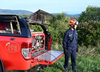 FOTO Prekogranična vatrogasna vježba u Petričkom Selu: Slovenski i žumberački vatrogasci pokazali spremnost i spretnost