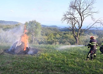FOTO Prekogranična vatrogasna vježba u Petričkom Selu: Slovenski i žumberački vatrogasci pokazali spremnost i spretnost