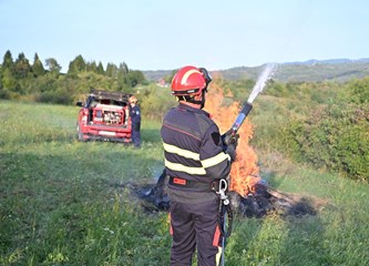 FOTO Prekogranična vatrogasna vježba u Petričkom Selu: Slovenski i žumberački vatrogasci pokazali spremnost i spretnost