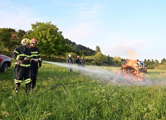 FOTO Prekogranična vatrogasna vježba u Petričkom Selu: Slovenski i žumberački vatrogasci pokazali spremnost i spretnost