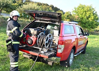 FOTO Prekogranična vatrogasna vježba u Petričkom Selu: Slovenski i žumberački vatrogasci pokazali spremnost i spretnost