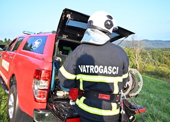 FOTO Prekogranična vatrogasna vježba u Petričkom Selu: Slovenski i žumberački vatrogasci pokazali spremnost i spretnost