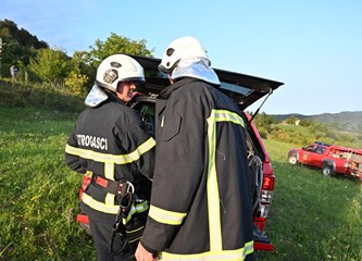 FOTO Prekogranična vatrogasna vježba u Petričkom Selu: Slovenski i žumberački vatrogasci pokazali spremnost i spretnost