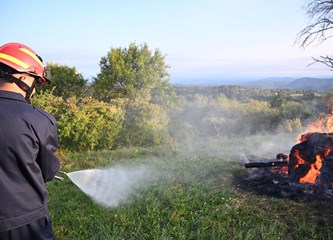 FOTO Prekogranična vatrogasna vježba u Petričkom Selu: Slovenski i žumberački vatrogasci pokazali spremnost i spretnost