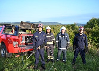 FOTO Prekogranična vatrogasna vježba u Petričkom Selu: Slovenski i žumberački vatrogasci pokazali spremnost i spretnost